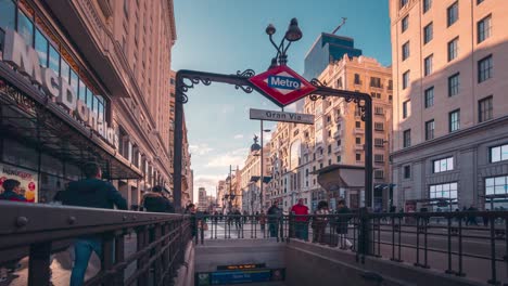 Madrid-Gran-Via-U-Bahn-Schild-Und-Zeitraffer-Der-Menschenmenge-An-Einem-Sonnigen-Tag-Mit-Blauem-Himmel