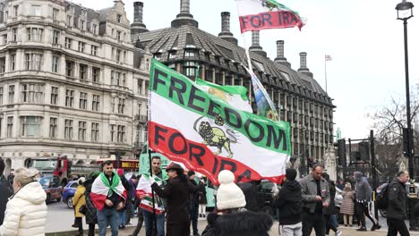 27.-Februar-2023-–-Große-Freiheit-Für-Die-Im-Wind-Wehende-Iranische-Flagge,-Gehalten-Von-Britischen-Iranern,-Die-Einen-Regimewechsel-Und-Rechte-Für-Frauen-Im-Iran-Fordern