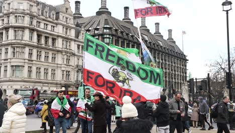 27-De-Febrero-De-2023:-Gran-Libertad-Para-La-Bandera-De-Irán-Ondeando-En-El-Viento-Sostenida-Por-Iraníes-Británicos-Que-Exigen-Un-Cambio-De-Régimen-Y-Derechos-Para-Las-Mujeres-En-Irán