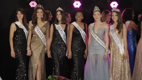 Miss-Francia-2022-Y-Miss-Ucrania-2022-En-El-Escenario-Con-Señoritas-De-Las-Regiones-De-Francia