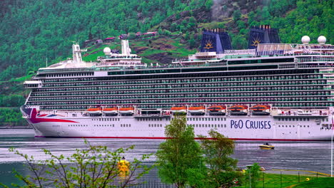 Crucero-Gigante-De-Cruceros-Peninsulares-Y-Orientales-Dando-La-Vuelta-En-El-Aurlandsfjord