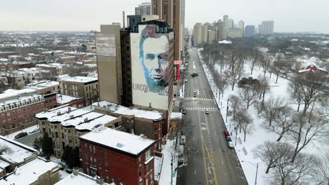 Vista-Aérea-Del-Mural-Del-Presidente-Lincoln-En-Un-Hotel-En-Invernal-Chicago,-Ee.uu.---Descendiendo,-Disparo-De-Drones