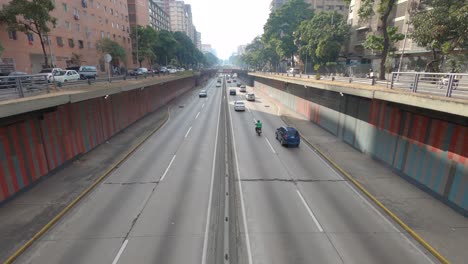 Cars-traveling-back-and-forth-on-Libertador-Avenue-in-Caracas,-Venezuela