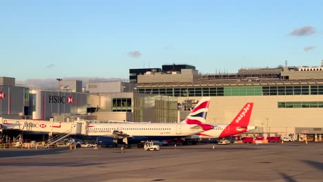 Easyjet--Und-British-Airways-Flugzeuge-Auf-Dem-Rollfeld-Am-Flughafen-Gatwick