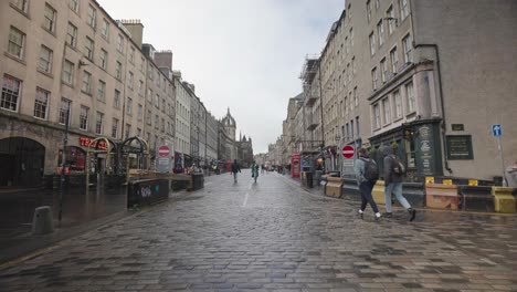 La-Gente-Y-Los-Turistas-Se-Dedican-A-Sus-Asuntos-En-La-Milla-Real-De-Edimburgo