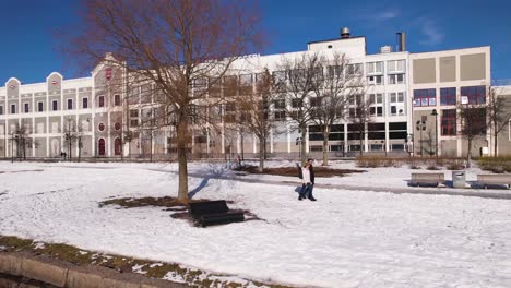 Una-Pareja-Caminando-Por-La-Orilla-Del-Río-En-Una-Hermosa-Mañana-De-Invierno