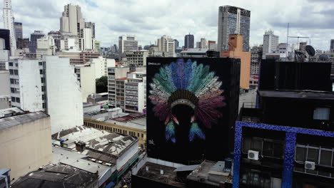 Vista-Aérea-Frente-Al-Mural-De-Obras-De-Arte-XamÃ-Do-Amor-En-Galeria-Page,-En-Sao-Paulo,-Brasil