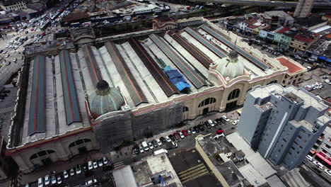 Vista-Aérea-Alrededor-Del-Mercado-Municipal-De-São-Paulo,-En-El-Soleado-Brasil---órbita,-Disparo-De-Drones