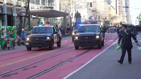 Los-Coches-De-Policía-Responden-A-La-Llamada