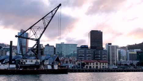 Menschen,-Die-Am-Hafen-Entlang-Spazieren,-Mit-Blick-Auf-Die-Landschaft-Der-Hauptstadt-Wellington-In-Neuseeland,-Aotearoa