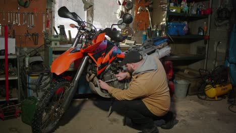 Mann-Repariert-Ein-Motorrad-In-Einer-Garage