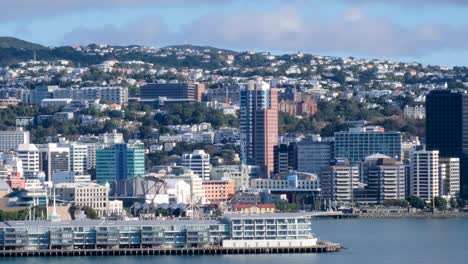 Vista-Del-Paisaje-Urbano-Del-Interior-De-La-Ciudad-De-Wellington-En-Nueva-Zelanda-Aotearoa,-Puerto,-Frente-Al-Mar,-Apartamentos,-Iglesia,-Universidad-Y-Bloques-De-Oficinas-En-La-Ciudad-Capital