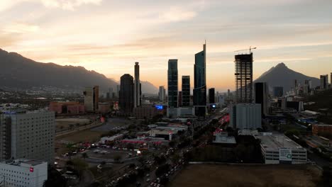 Disparos-De-Drones-Que-Se-Levantan-Alrededor-De-Edificios-En-San-Pedro-Garza-Garcia,-Monterrey,-Puesta-Del-Sol-En-Mexico