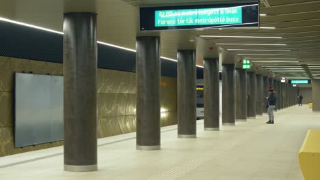 Metro-3-arriving-to-Ferenciek-Metro-Stop,-people-getting-off-and-on-the-Metro-3