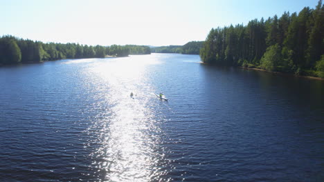 Imágenes-De-Drones-De-Dos-Personas-En-Un-Día-Soleado-En-Kayak-En-Un-Lago