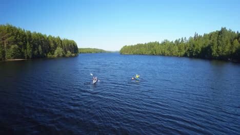 Imágenes-De-Drones-De-Dos-Personas-En-Un-Día-Soleado-En-Kayak-En-El-Río