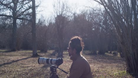 Fotógrafo-Caminando-En-Un-Campo-Tomando-Fotos-De-La-Naturaleza