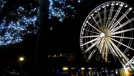 Dunkle-Nachtansichten-Der-Echo-Arena---Beleuchtetes-Riesenrad-In-Bewegung-Am-Hafenufer