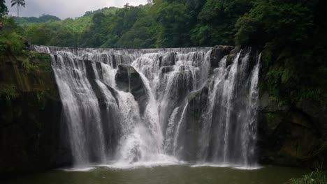 Shifen-waterfall,-beautiful-scenery