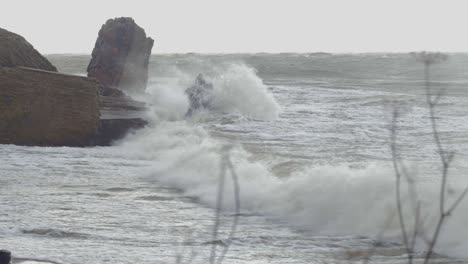 Grandes-Olas-Golpeando-Las-Ruinas-Del-Edificio-De-Defensa-Costera-De-Hormigón-Abandonado-En-Un-Clima-Tormentoso