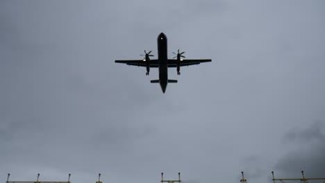 Avión-De-Hélice-Sobrevolando-Las-Luces-De-Aproximación