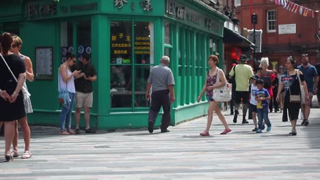 Toma-De-Establecimiento-De-Un-Restaurante-Chino-Local-En-Chinatown-En-Londres-Con-Gente-Pasando