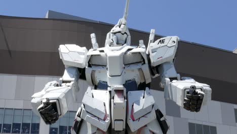 03-De-Mayo-De-2018,-Tokio,-Japón---Una-Estatua-De-Gundam-De-Unicornio-De-Tamaño-Natural-En-Exhibición-Fuera-De-La-Plaza-De-Odaiba-Diver-City-Tokyo