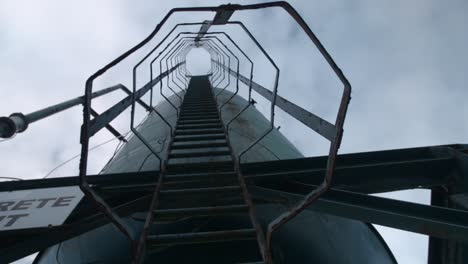 Leiter-Am-Silo-Im-Steinbruch,-Blick-Nach-Oben,-Aufnahme