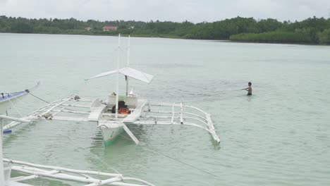 Moalboal,-Filipinas---Febrero-De-2018---Lugareños-Preparándose-Para-La-Aventura-En-Bote-Frente-A-Las-Costas-De-Filipinas