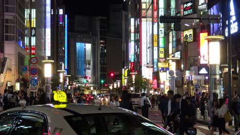 Multitud-Camina-Por-El-Famoso-Shibuya-En-Tokio,-Japón