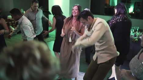 Multitud-De-Gente-Feliz-Divirtiéndose-En-La-Pista-De-Baile-En-Una-Boda