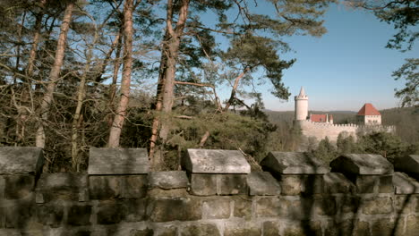 Viendo-El-Castillo-De-Kokorin-En-La-República-Checa-A-Través-De-Los-árboles-Desde-Las-Murallas-De-Piedra-Cercanas