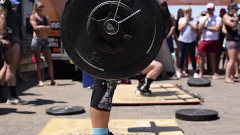 Un-Atleta-Adulto-De-Crossfit-Completando-Un-Peso-Muerto-En-Una-Competencia-Llena-De-Gente