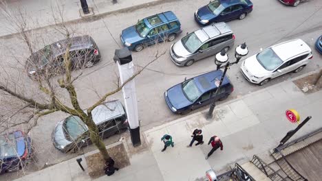 Coches-Y-Personas-En-Primavera-En-Ocupado-El-St