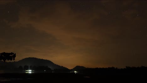 Ein-Astro-Zeitraffervideo-Mit-Seeblick-Bei-Nacht-Und-Vorbeifliegenden-Flugzeugen