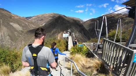 Saliendo-A-La-Plataforma-Para-Saltar-En-Bungy-En-El-Sitio-De-Salto-En-Bungee-De-Nevis-En-Queenstown,-Nueva-Zelanda