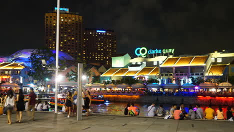 Singapur---Alrededor-Del-Tráfico-De-Barcos-De-Lapso-De-Tiempo-Y-Las-Multitudes-Entran-Y-Salen-Del-Muelle-Clarke,-Singapur