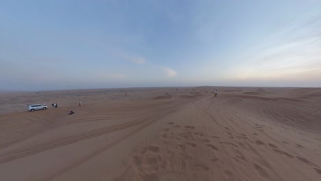 Panorámica-Lenta-Del-área-De-Dune-Bashing-En-Dubai-Safari