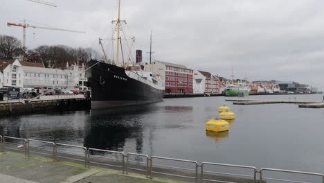 Port-of-of-Stavanger-Sunday-afternoon,-old-boats-in-a-sleepy-harbor