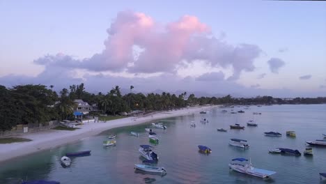 Vista-Aérea-De-Drones-De-Una-Playa-En-Mauricio-Al-Atardecer