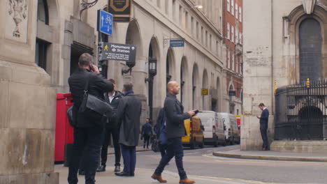 Los-Trabajadores-Financieros-Hablando-Y-Llamando-Por-Teléfono-En-Lombard-Street,-En-El-Distrito-Financiero-De-Londres.