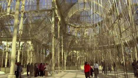 Palacio-De-Cristal,-Glashaus-Attraktion-Im-Retiro-Park,-Madrid,-Kardanisches-Schwenken-Und-Neigen