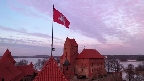 Antena:-Revele-La-Toma-De-La-Bandera-Lituana-Ondeando-Con-Vytis-Blancos-En-Un-Campo-Rojo-En-La-Parte-Superior-De-La-Torre-De-La-Puerta-Del-Castillo-De-La-Isla-De-Trakai