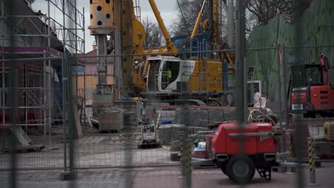 Gran-Máquina-De-Construcción-Que-Trabaja-Dentro-Del-Parque-De-Atracciones-Liseberg-En-Gotemburgo,-Suecia