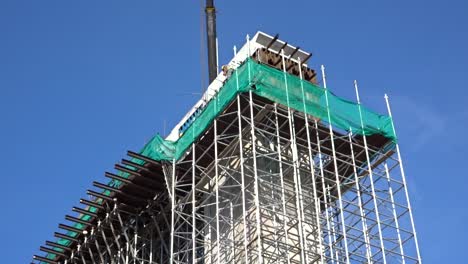 Bauarbeiter,-Die-In-Der-Höhe-Arbeiten,-Installieren-Bewehrungsstäbe-Und-Schalungsarbeiten-Auf-Der-Baustelle