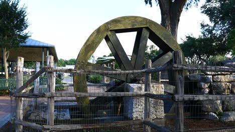 Dies-Ist-Ein-Video-Eines-Wasserrads-In-Einem-Park-In-Fredericksburg,-Texas