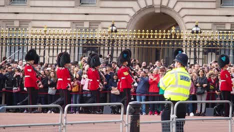 Britische-Königliche-Wachen-Führen-Die-Wachablösung-Im-Buckingham-Palace-Durch