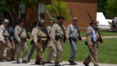 Soldados-Confederados-Marchan-Por-Un-Camino-Hacia-El-Campamento