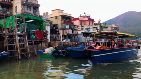 Bootsfahrt-Entlang-Des-Flusses-Mit-Kelong-An-Den-Seiten,-Aufgenommen-Auf-Einer-Der-Inseln-Vor-Hongkong