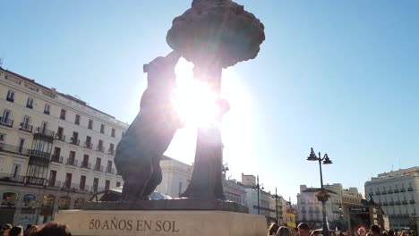 Video-4k-Del-Símbolo-Heráldico-De-Madrid,-El-Oso-Y-El-Madroño,-Ubicado-En-La-Plaza-Puerta-Del-Sol,-Madrid,-España